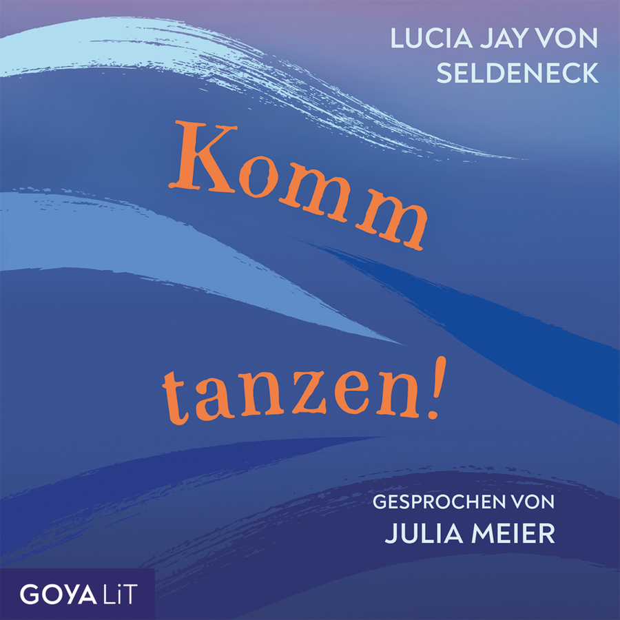 Grafisch gestaltetes Cover in verschiedenen Blautönen mit breiten, geschwungenen Pinselstrichen. Oben rechts steht in heller Schrift der Name „Lucia Jay von Seldeneck“. Mittig steht in großer, orangefarbener Schrift der Titel „Komm tanzen!“, auf zwei Zeilen verteilt. Unten rechts steht in heller Schrift „Gesprochen von Julia Meier“.