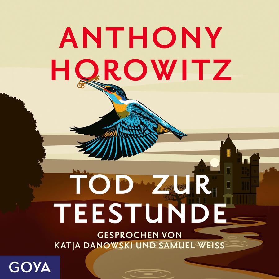 „Tod zur Teestunde“ von Anthony Horowitz: Cover mit einer stilisierten Landschaftsszene in Braun-, Beige- und Rottönen. Im oberen Bildbereich fliegt ein blau-orange gefärbter Eisvogel mit ausgebreiteten Flügeln. In seinem Schnabel trägt er einen kleinen goldenen Schlüssel. Im Hintergrund steht rechts ein großes Herrenhaus mit mehreren Türmen und beleuchteten Fenstern. Davor schlängelt sich ein heller Wasserlauf durch die Landschaft. Links ist die Silhouette eines großen Baumes zu sehen. Der Himmel besteht aus horizontalen Streifen in verschiedenen Beige- und Grautönen. Oben steht der Name „Anthony Horowitz“. In der Mitte befindet sich der Titel „Tod zur Teestunde“. Darunter steht „Gesprochen von Katja Danowski und Samuel Weiss“. Unten links befindet sich das Logo „GOYA“.